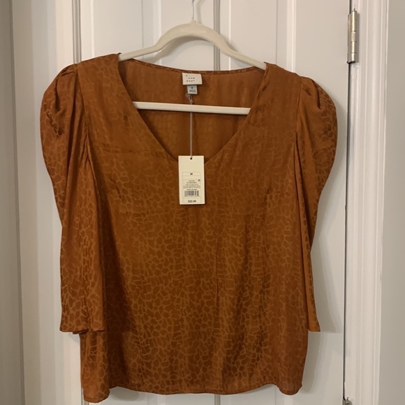 NWT A New Day animal print v-neck top puff sleeves Medium rust color - Picture 4 of 6